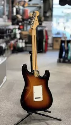 Fender Player Strat - Left Handed Maple 3 Tone Burst 2